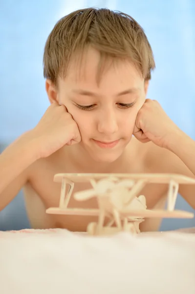 Kleiner Junge mit einem Flugzeug — Stockfoto