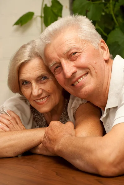 Trevliga äldre kvinna sitter på verandan — Stockfoto