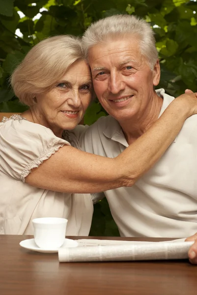 Goede bejaarde echtpaar zittend op de veranda — Stockfoto