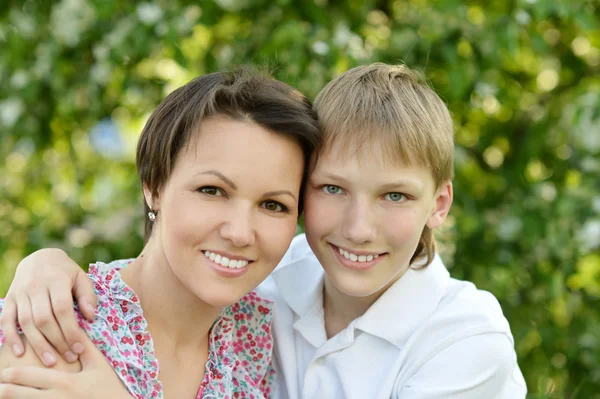 Felice madre con suo figlio — Foto Stock