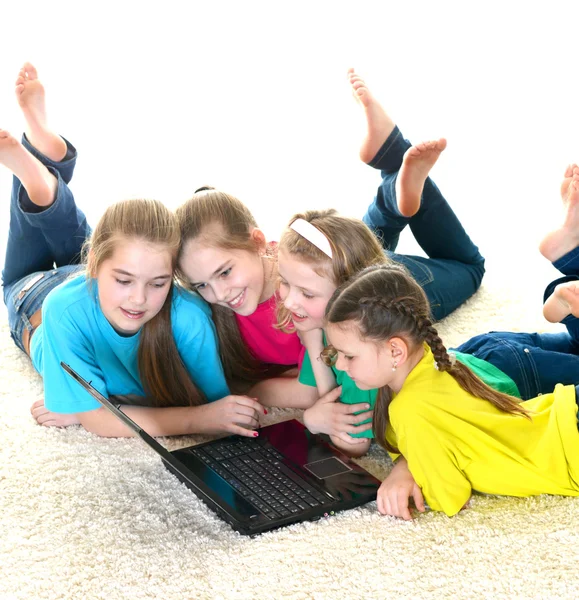 Vrolijke vriendinnen met laptop — Stockfoto