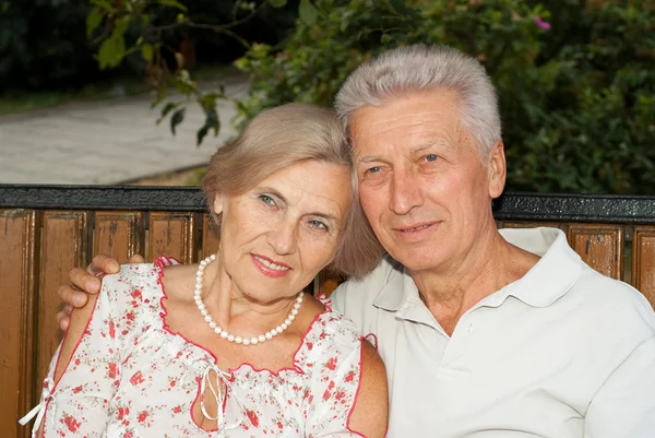 Amusing elderly people in the park — Stock Photo, Image