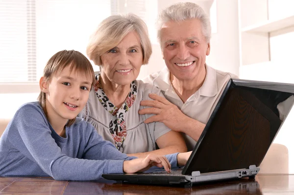 Junge mit seinen Großeltern — Stockfoto