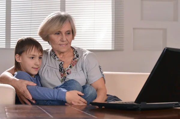 Lycklig familj på en bärbar dator — Stockfoto