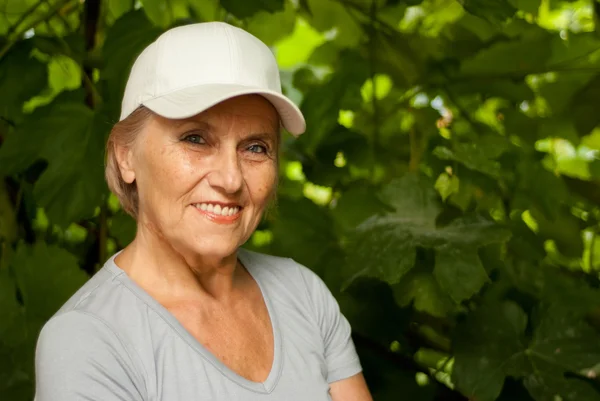 Elderly woman in park — Stock Photo, Image