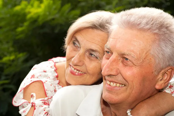 Bonita pareja de ancianos en la ciudad — Foto de Stock