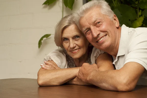 Couple âgé souriant assis sur la véranda — Photo