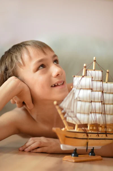 Pequeno menino com um brinquedo-navio — Fotografia de Stock