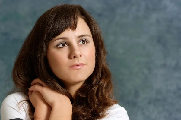 Ragazza in posa su un blu — Foto Stock