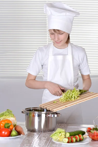 Boy preparing meals — Zdjęcie stockowe