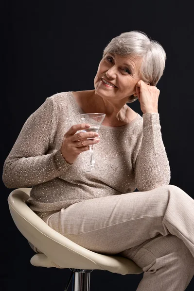 Mulher sênior em estúdio — Fotografia de Stock