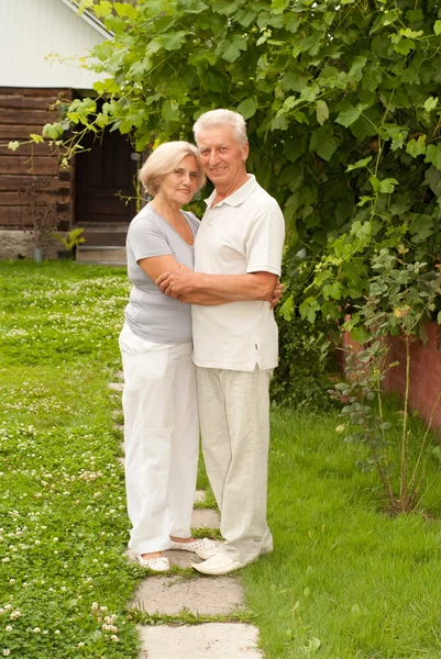 Счастливая пожилая пара на природе — стоковое фото