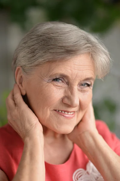 Donna anziana attraente — Foto Stock
