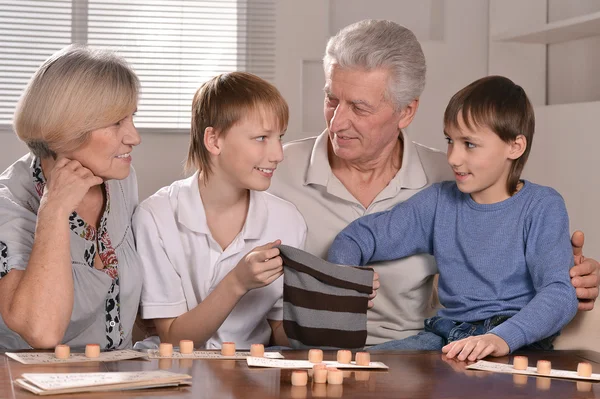 Dos niños y abuelos jugando a la lotería —  Fotos de Stock