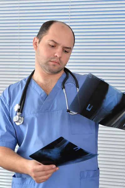 Porträt eines Arztes in blauer Uniform — Stockfoto