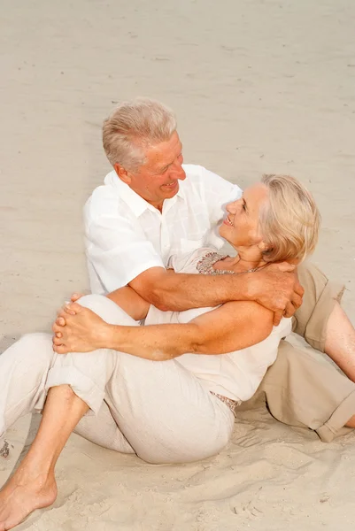 Lovely elderly couple enjoy the sea breeze — Stock Photo, Image