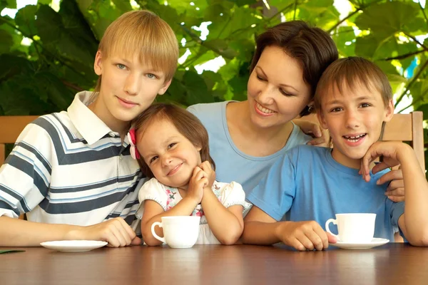 Positiv familj sitter på verandan — Stockfoto