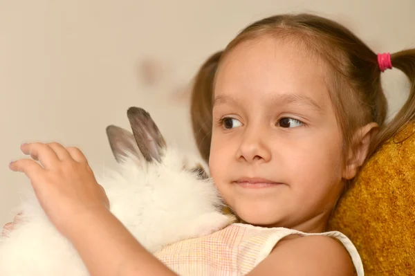 Chica con un conejo — Foto de Stock