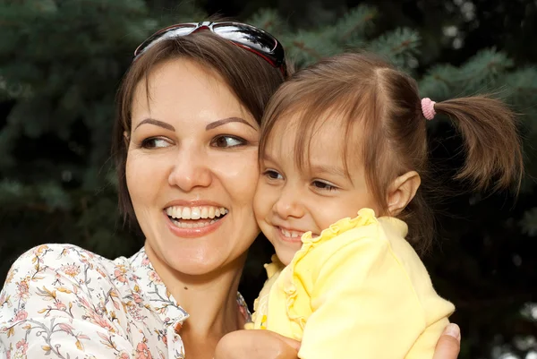 Linda madre e hija en el bosque —  Fotos de Stock