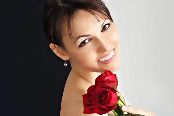 Симпатичная девушка с цветами — стоковое фото