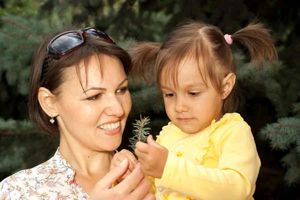 Sympothetic mother and daughter in the forest — Stock Photo, Image