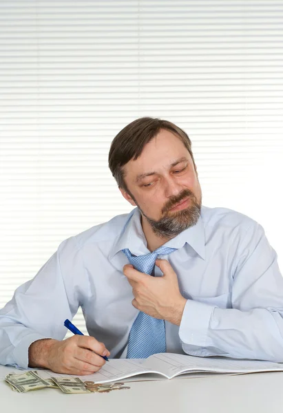 Attraktiver Unternehmer in seinem Büro — Stockfoto