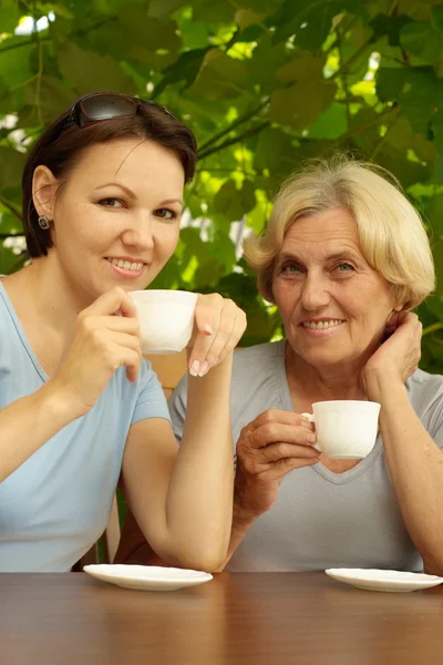 Gente guapa sentada en la terraza — Foto de Stock