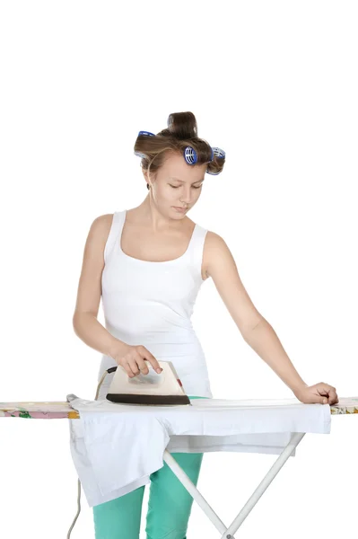 Femme au foyer avec des rouleaux de cheveux — Photo