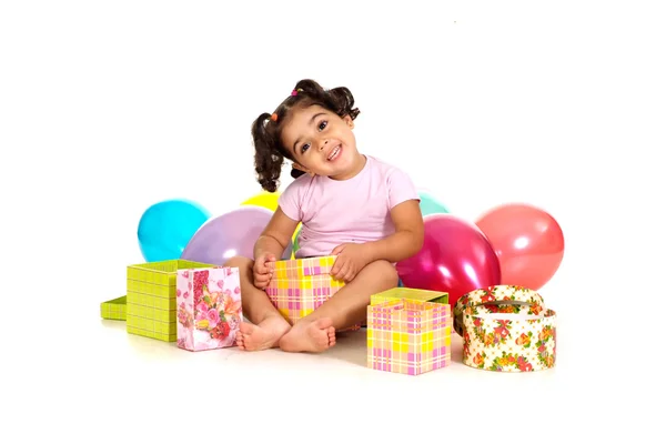 Fille avec des ballons et des cadeaux — Photo