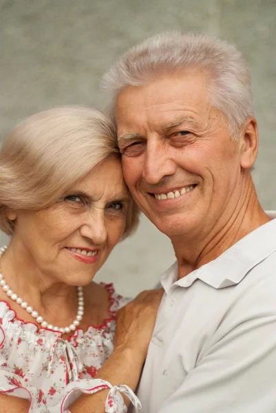 Miel pareja de ancianos en la ciudad —  Fotos de Stock