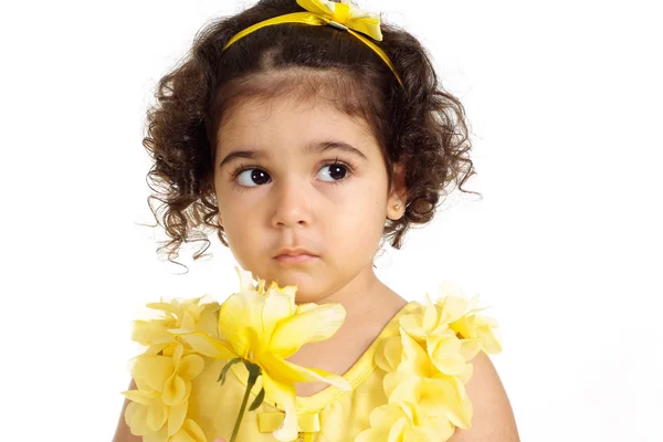 Ragazza in un abito giallo posa — Foto Stock