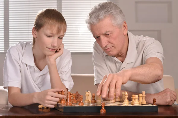 Chlapec a dědeček hrál šachy — Stock fotografie