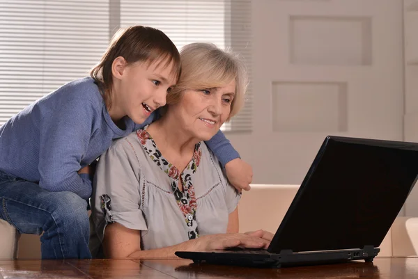幸福的家庭，在一台笔记本电脑 — 图库照片