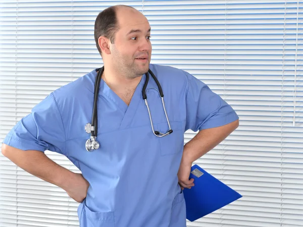 Mavi üniformalı bir doktor portresi — Stockfoto