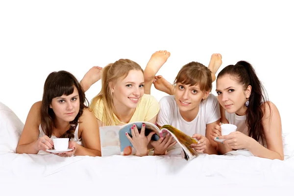 Vier schöne junge Mädchen auf einem weißen — Stockfoto