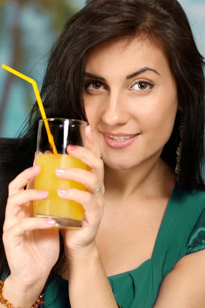 Mulher bonita com suco — Fotografia de Stock