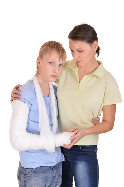 Mãe e filho com um braço quebrado — Fotografia de Stock