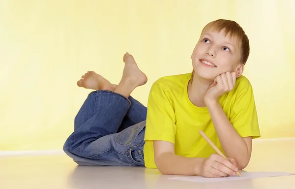 Медовый мальчик в желтой футболке Стоковая Картинка