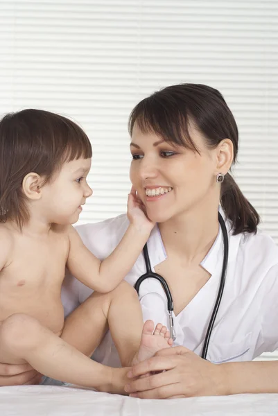 Menina e pediatra médico — Fotografia de Stock