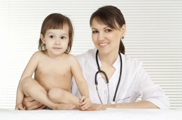 Menina e pediatra médico — Fotografia de Stock