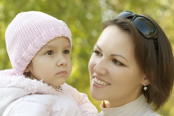 Mujer con su pequeña hija al aire libre —  Fotos de Stock