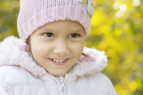 Pretty little girl in park — Stock Photo, Image