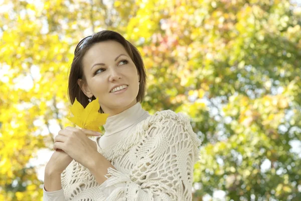 Belle jeune femme dans le parc d'automne — Photo