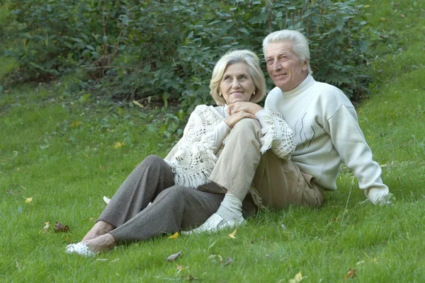 Senior couple in park — Stock Photo, Image