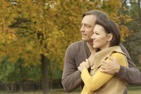 Schattig jong koppel — Stockfoto