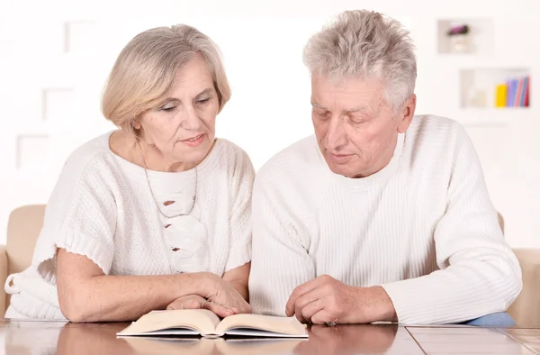 Senior couple reading book — Stock Photo, Image