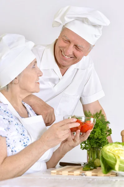 Ancianos pareja cocinar — Foto de Stock