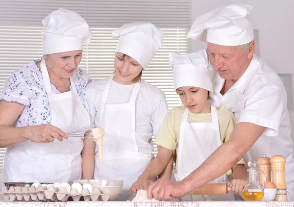 Familie kocht zusammen — Stockfoto