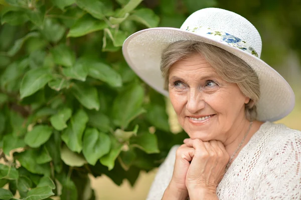 Pretty elderly woman in the park — Stock Photo, Image