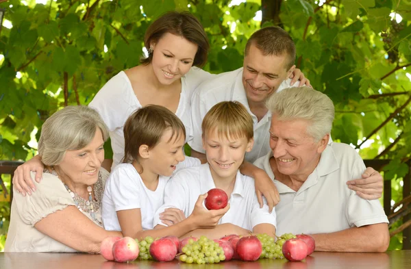 Glückliche Familie im Sommer am Tisch — Stockfoto